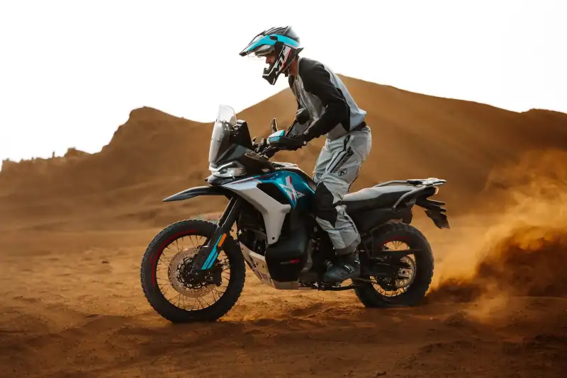Motorradfahrer auf einer CFMOTO 800MT-X in der Wüste