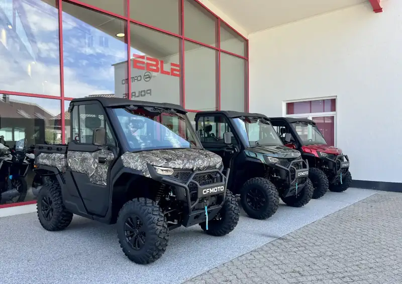 CFMOTO UFORCE UTVs vor dem Autohaus von Eble4x4